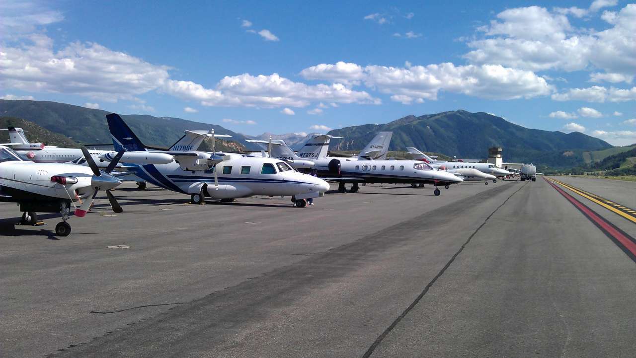 Aspen airport - Private jet country