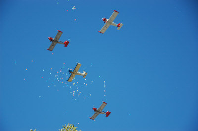 世界日報 - 四架「介壽號」同型教練機8日上午飛過巴恩斯公園升旗台上空。