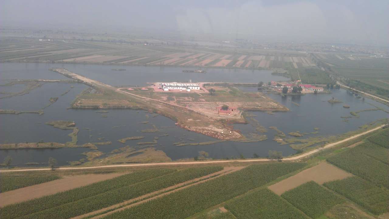 Air field surrounded by ranch lake. 湖环绕着跑道